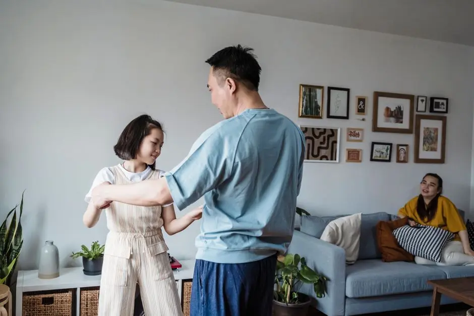 Ibu menenangkan anak tantrum di ruang tamu